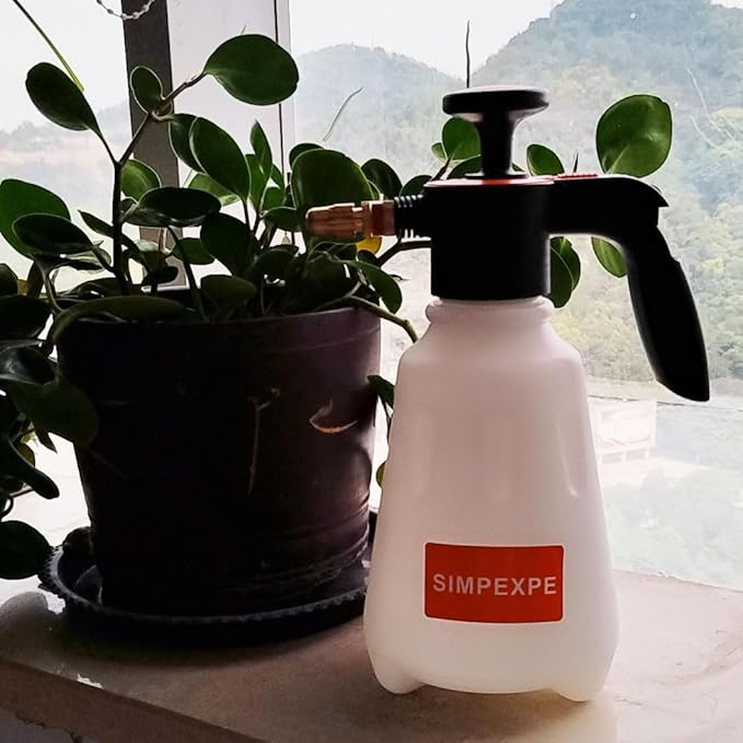 SIMPEXPE Handheld Garden Pump Sprayer， Lawn & Garden Pressure Water Spray Bottle with Adjustable Brass Nozzle for Plants and Other Cleaning Solutions 0.5 Gal 2L Gold
