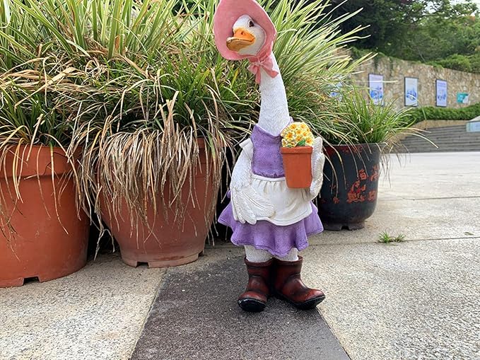 iRonrain Garden Statues Gardener Couple Duck, Indoor Ourdoor Decorations Cute Ducks Art Décor Figurine Ornament for Yard Home Garden Patio and Office (Femal)