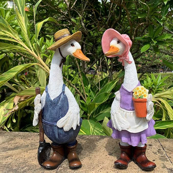 iRonrain Garden Statues Gardener Couple Duck, Indoor Outdoor Decorations Cute Ducks Art Décor Goose Figurine Ornament for Yard Home Garden Patio and Office (Male)