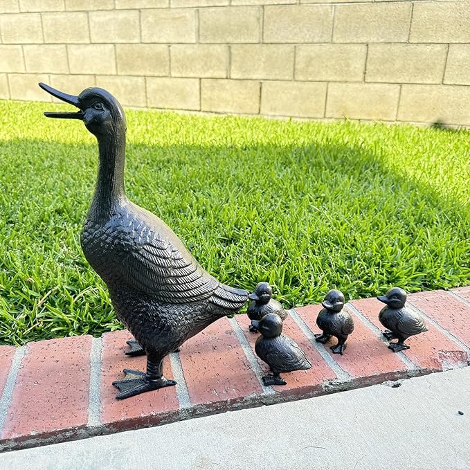 Vintage Cast Iron Duck Family Garden Statue, Rust Brown Mother Duck（15.7" Tall） with 4 Ducklings（3.6" Tall）, Outdoor Decorative Sculpture Set for Yard Patio HC5387-6905